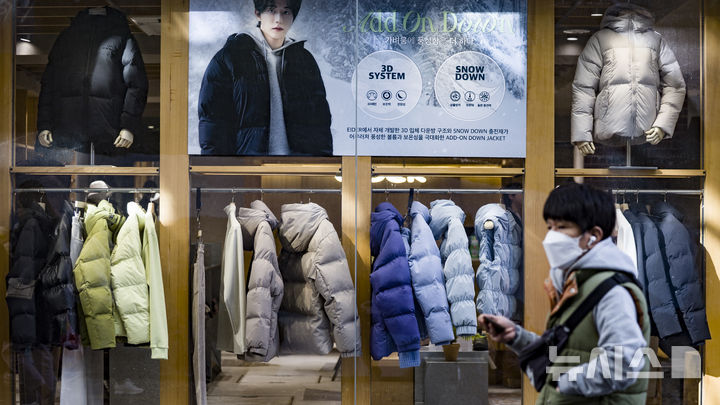 [서울=뉴시스] 김근수 기자 = 초겨울 날씨가 계속되는 10일 오후 서울 명동거리의 한 옷가게 쇼윈도우에 겨울용 패딩이 판매되고 있다. 2025.11.10. ks@newsis.com