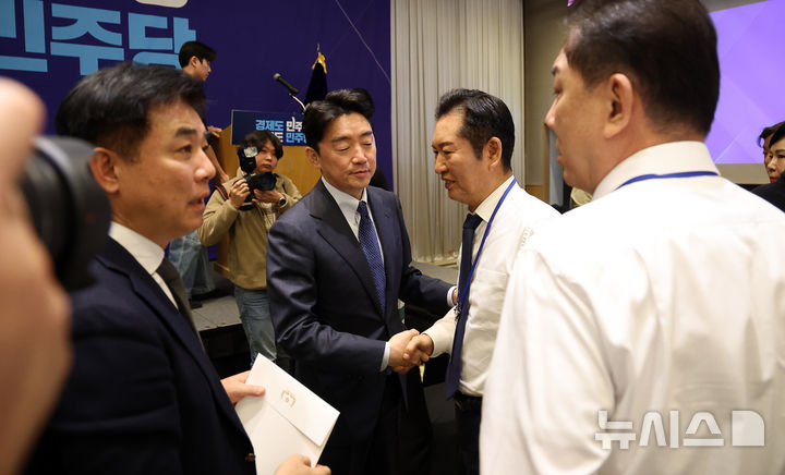 [광주(경기)=뉴시스] 김명년 기자 = 정청래 더불어민주당 대표가 10일 오후 경기 광주 곤지암리조트에서 열린 '2025년 전국지역위원장 워크숍'에서 강훈식 대통령실 비서실장과 인사를 나누고 있다. 2025.11.10. kmn@newsis.com