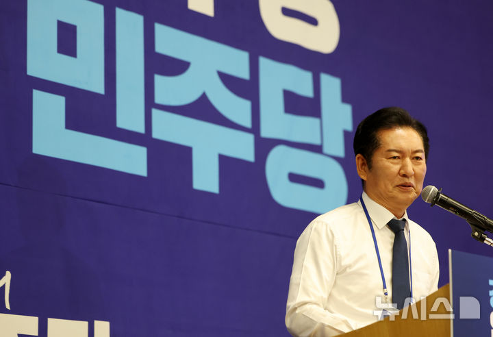 [광주(경기)=뉴시스] 김명년 기자 = 정청래 더불어민주당 대표가 10일 오후 경기 광주 곤지암리조트에서 열린 '2025년 더불어민주당 전국지역위원장 워크숍'에서 인사말하고 있다. 2025.11.10. kmn@newsis.com