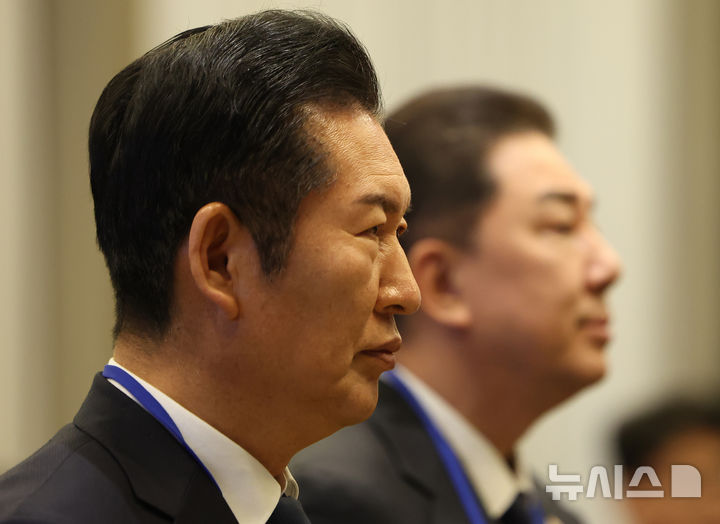 [광주(경기)=뉴시스] 김명년 기자 = 정청래 더불어민주당 대표가 10일 오후 경기 광주 곤지암리조트에서 열린 '2025년 더불어민주당 전국지역위원장 워크숍'에서 국민의례하고 있다. 2025.11.10. kmn@newsis.com