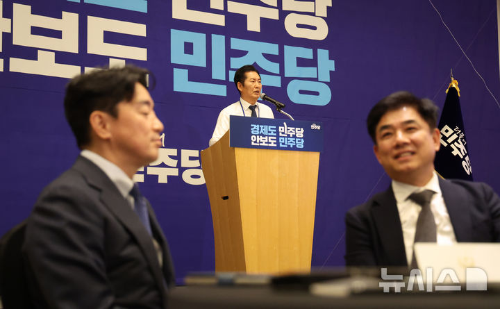 [광주(경기)=뉴시스] 김명년 기자 = 정청래 더불어민주당 대표가 10일 오후 경기 광주 곤지암리조트에서 열린 '2025년 더불어민주당 전국지역위원장 워크숍'에서 인사말하고 있다. 2025.11.10. kmn@newsis.com