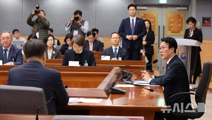 [서울=뉴시스] 김명원 기자 = 김민석 국무총리이 10일 서울 종로구 정부서울청사에서 열린 탄소중립녹색성장위원회 전체회의에 참석해 발언하고 있다. 2025.11.10. kmx1105@newsis.com