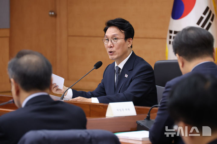 [서울=뉴시스] 김명원 기자 = 김민석 국무총리이 10일 서울 종로구 정부서울청사에서 열린 탄소중립녹색성장위원회 전체회의에 참석해 발언하고 있다. 2025.11.10. kmx1105@newsis.com