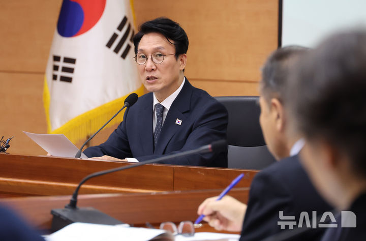 [서울=뉴시스] 김명원 기자 = 김민석 국무총리가 지난 10일 서울 종로구 정부서울청사에서 열린 탄소중립녹색성장위원회 전체회의에 참석해 발언하고 있다. 2025.11.10. kmx1105@newsis.com