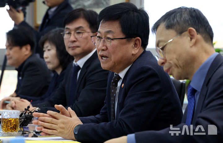 [세종=뉴시스] 강종민 기자 = 최교진 교육부 장관이 10일 세종시 정부세종청사에서 열린 전국학교비정규직연대회의 간담회에서 발언하고 있다. 2025.11.10. ppkjm@newsis.com