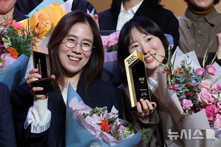 [서울=뉴시스] 박진희 기자 = '2025 대한민국 그림책상' 대상(논픽션 분야) 수상작 '이런, 멋쟁이들!(이야기꽃)'의 작가 김유대와 대상(픽션 분야) 수상작 '점과 선과 새(창비)'의 작가 조오가 10일 서울 중구 페럼타워에서 한국출판문화산업진흥원 주최로 열린 '2025 대한민국 그림책상' 시상식을 마치고 기념촬영을 하고 있다. 2025.11.10. pak7130@newsis.com