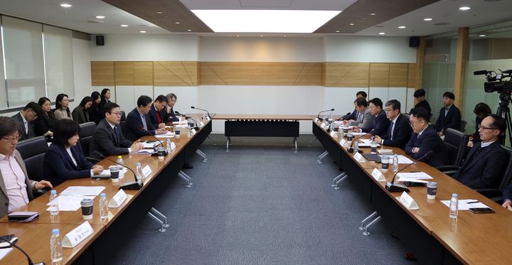 [서울=뉴시스] 여한구 산업통상부 통상교섭본부장이 10일 오후 서울 송파구 한국철강협회에서 '글로벌 철강 보호무역조치 관련 민관 합동 점검회의'를 주재하고 있다. (사진=산업통상부 제공) 2025.11.10. photo@newsis.com *재판매 및 DB 금지