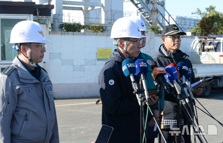 [울산=뉴시스] 배병수 기자 = 울산 남구 용잠동 한국동서발전 울산화력발전소 대형 구조물이 무너지는 사고 발생 닷새째인 10일 오후 오영민 고용노동부 안전보건감독국장이 현장 브리핑을 하고 있다.2025.11.10.bbs@newsis.com.