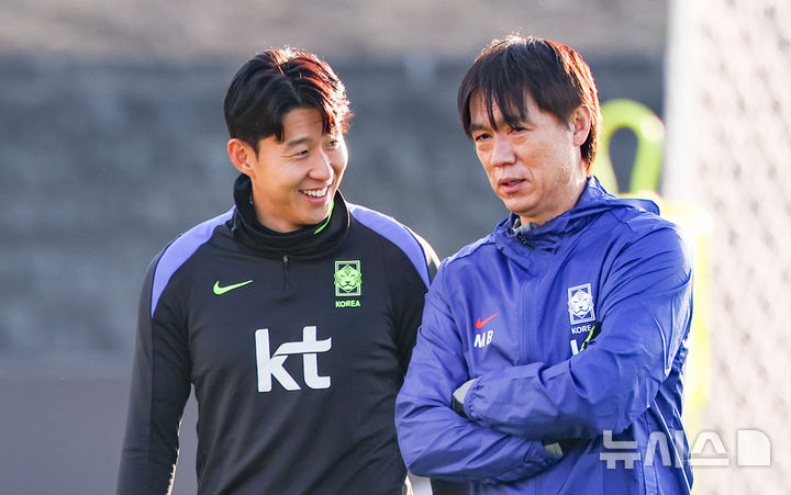 [천안=뉴시스] 황준선 기자 = 홍명보 대한민국 축구 국가대표팀 감독과 주장 손흥민이 지난달 10일 오후 충남 천안시 대한민국축구종합센터에서 훈련에 앞서 대화하고 있다. 대한민국 축구 국가대표팀은 오는 14일 대전 월드컵경기장에서 볼리비아와 18일 서울월드컵경기장에서 가나와 11월 A매치 평가전을 치른다. 2025.11.10. hwang@newsis.com