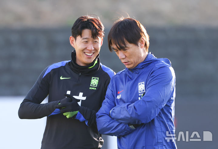 [천안=뉴시스] 황준선 기자 = 홍명보 대한민국 축구 국가대표팀 감독과 주장 손흥민이 10일 오후 충남 천안시 대한민국축구종합센터에서 훈련에 앞서 대화하고 있다. 대한민국 축구 국가대표팀은 오는 14일 대전 월드컵경기장에서 볼리비아와 18일 서울월드컵경기장에서 가나와 11월 A매치 평가전을 치른다. 2025.11.10. hwang@newsis.com