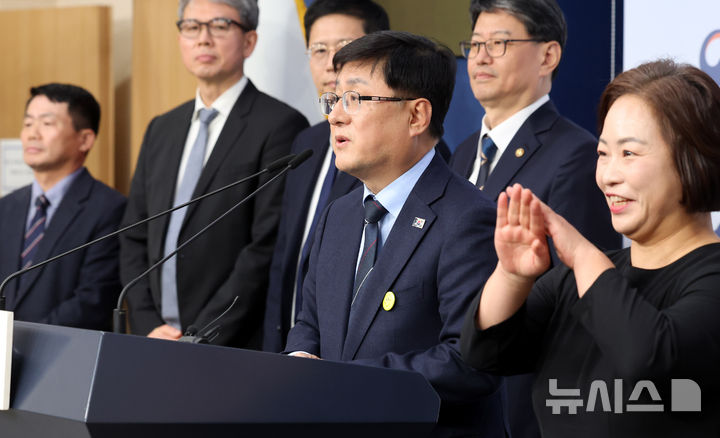 [서울=뉴시스] 추상철 기자 = 김성환 기후에너지환경부 장관이 지난 10일 오후 서울 종로구 정부서울청사에서 '2035 국가온실가스 감축목표 및 제4차 계획기간 배출권 할당계획' 등과 관련 정책브리핑을 하고 있다. 2025.11.10. scchoo@newsis.com