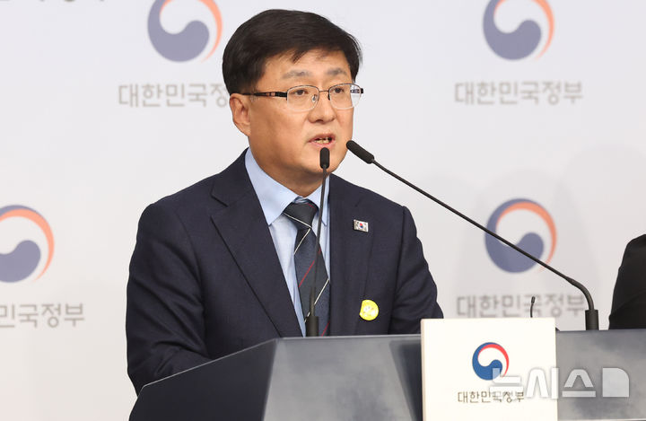 [서울=뉴시스] 추상철 기자 = 김성환 기후에너지환경부 장관이 10일 오후 서울 종로구 정부서울청사에서 '2035 국가온실가스 감축목표 및 제4차 계획기간 배출권 할당계획' 등과 관련 정책브리핑을 하고 있다. 2025.11.10. scchoo@newsis.com