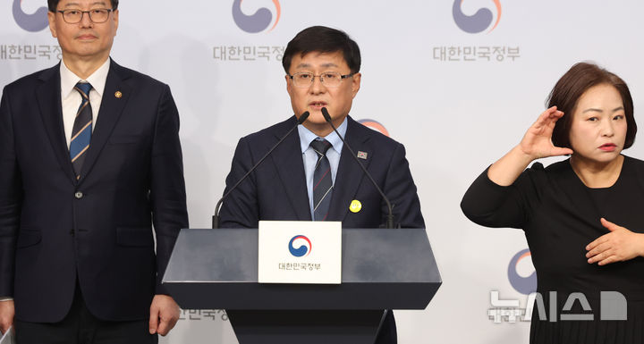 [서울=뉴시스] 추상철 기자 = 김성환 기후에너지환경부 장관이 10일 오후 서울 종로구 정부서울청사에서 '2035 국가온실가스 감축목표 및 제4차 계획기간 배출권 할당계획' 등과 관련 정책브리핑을 하고 있다. 2025.11.10. scchoo@newsis.com