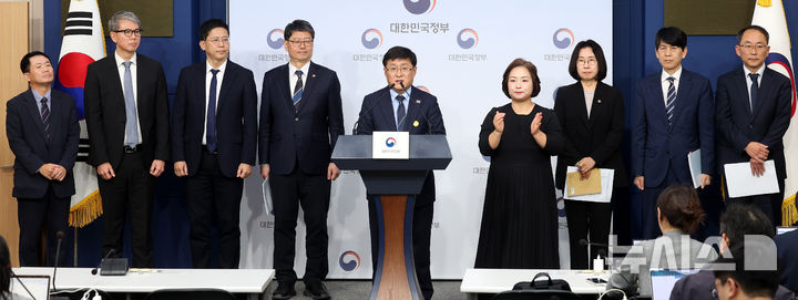 [서울=뉴시스] 추상철 기자 = 김성환 기후에너지환경부 장관이 지난 10일 오후 서울 종로구 정부서울청사에서 '2035 국가온실가스 감축목표 및 제4차 계획기간 배출권 할당계획' 등과 관련 정책브리핑을 하고 있다. 2025.11.15. scchoo@newsis.com