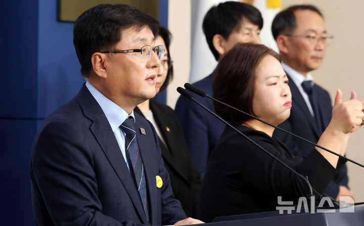 [서울=뉴시스] 추상철 기자 = 김성환 기후에너지환경부 장관이 10일 오후 서울 종로구 정부서울청사에서 '2035 국가온실가스 감축목표 및 제4차 계획기간 배출권 할당계획' 등과 관련 정책브리핑을 하고 있다. 2025.11.10. scchoo@newsis.com