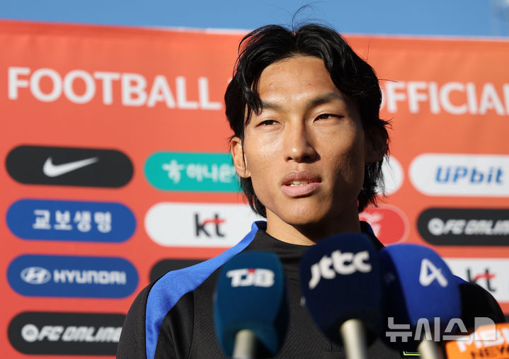 [천안=뉴시스] 황준선 기자 = 대한민국 축구 국가대표팀 김승규가 10일 오후 충남 천안시 대한민국축구종합센터에서 훈련에 앞서 취재진과 인터뷰를 하고 있다. 대한민국 축구 국가대표팀은 오는 14일 대전 월드컵경기장에서 볼리비아와 18일 서울월드컵경기장에서 가나와 11월 A매치 평가전을 치른다. 2025.11.10. hwang@newsis.com