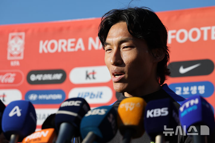 [천안=뉴시스] 황준선 기자 = 대한민국 축구 국가대표팀 김승규가 10일 오후 충남 천안시 대한민국축구종합센터에서 훈련에 앞서 취재진과 인터뷰를 하고 있다. 대한민국 축구 국가대표팀은 오는 14일 대전 월드컵경기장에서 볼리비아와 18일 서울월드컵경기장에서 가나와 11월 A매치 평가전을 치른다. 2025.11.10. hwang@newsis.com