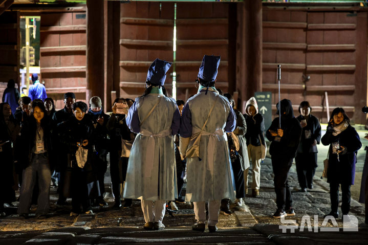 [서울=뉴시스] 정병혁 기자 = 10일 서울 종로구 창경궁에서 열린 2025 야간관람 '동궐동락'을 찾은 관람객들이 몰입형 가이드 투어에 참여해 궁궐을 둘러보고 있다. 2025.11.10. jhope@newsis.com
