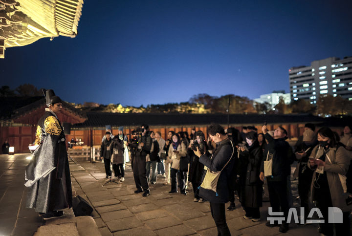 [서울=뉴시스] 정병혁 기자 = 10일 서울 종로구 창경궁에서 열린 2025 야간관람 '동궐동락'을 찾은 관람객들이 몰입형 가이드 투어에 참여해 궁궐을 둘러보고 있다. 2025.11.10. jhope@newsis.com
