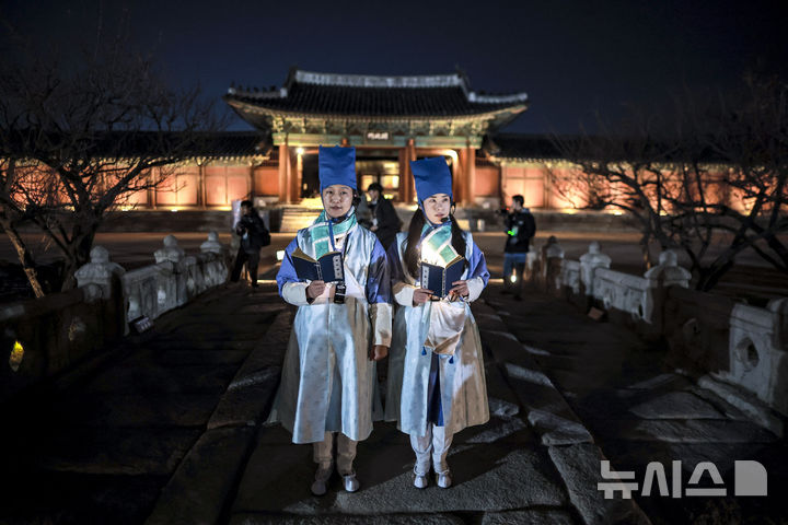 [서울=뉴시스] 정병혁 기자 = 10일 서울 종로구 창경궁에서 2025 야간관람 '동궐동락'이 진행되고 있다. 2025.11.10. jhope@newsis.com