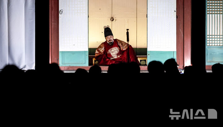 [서울=뉴시스] 정병혁 기자 = 10일 서울 종로구 창경궁에서 열린 2025 야간관람 '동궐동락'을 찾은 관람객들이 공연을 관람하고 있다. 2025.11.10. jhope@newsis.com