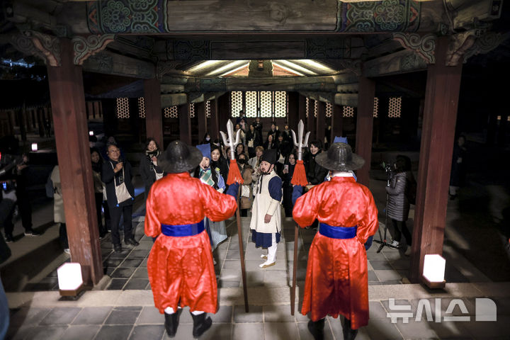 [서울=뉴시스] 정병혁 기자 = 10일 서울 종로구 창경궁에서 열린 2025 야간관람 '동궐동락'을 찾은 관람객들이 몰입형 가이드 투어에 참여해 궁궐을 둘러보고 있다. 2025.11.10. jhope@newsis.com