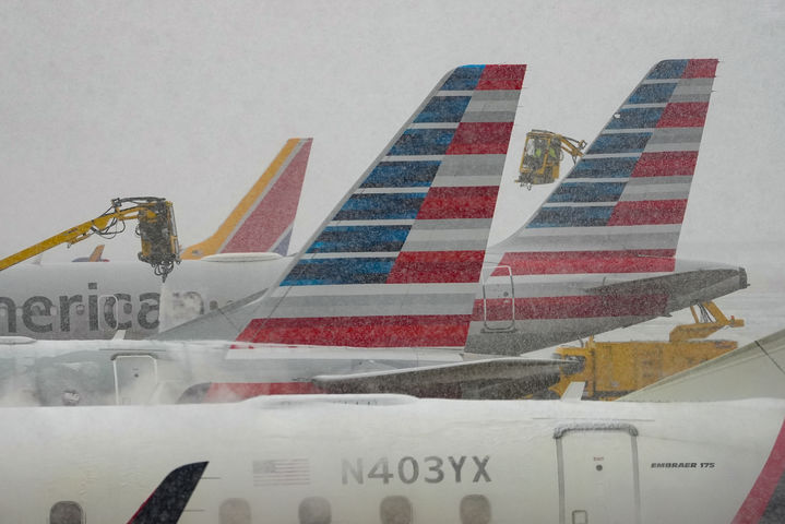 [인디애나폴리스=AP/뉴시스] 10일(현지 시간) 미국 인디애나폴리스 국제공항에서 근로자들이 제설 작업을 하고 있다. 2025.11.11.