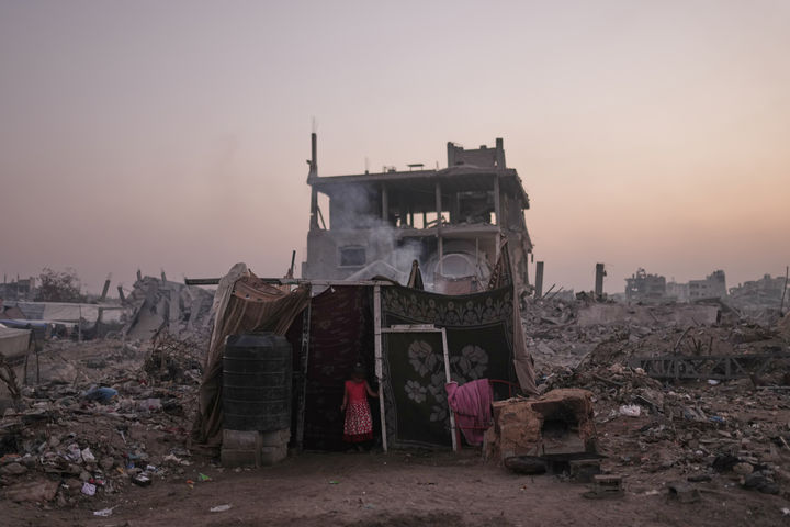 [가자시티=AP/뉴시스] 지난 10일(현지 시간) 가자지구 가자시티 셰이크 라드완에서 한 팔레스타인 피란민 소녀가 폐허 속에 세워진 천막에서 나오고 있다. 2025.11.12.