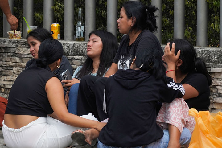 [마칠라=AP/뉴시스] 에콰도르 마칠라의 한 교도소에서 발생한 폭동으로 숨진 재소자의 가족들이 지난 해 11월10일 시신을 인도받기 위해 기다리고 있다. 전날 수감자들의 충돌로 최소 4명이 숨지고 30여 명이 다쳤다. 2026.01.27. 