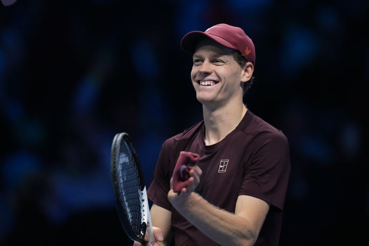 [토리노=AP/뉴시스] 얀니크 신네르 (2위·이탈리아)가 11일(한국 시간) 이탈리아 토리노에서 열린 2025 남자프로테니스(ATP) 파이널 단식 비에른 보리 그룹 예선 1차전에서 펠릭스 오제알리아심(8위·캐나다)을 상대로 승리를 확정한 뒤 기뻐하고 있다. 2025.11.11.