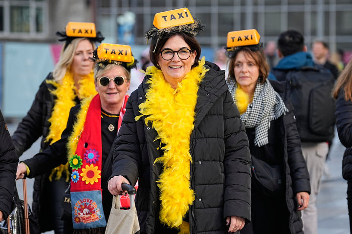 [쾰른=AP/뉴시스] 11일(현지 시간) 독일 쾰른 중심부 호이마르크트에서 택시 표지판 머리띠를 쓴 사람들이 카니발 시작을 축하하고 있다. 이날 행사는 카니발 시즌의 공식 시작을 알리는 것으로, 독일 카니발 시즌은 매년 11월 11일 오전 11시 11분에 시작해 이듬해 2월까지 약 4개월 동안 전국적으로 이어진다. 2025.11.12.