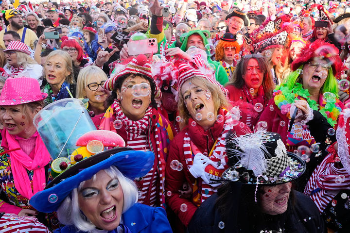[쾰른=AP/뉴시스] 11일(현지 시간) 독일 쾰른 중심부 호이마르크트에서 카니발 분장을 한 사람들이 카니발 시작을 축하하고 있다. 이날 행사는 카니발 시즌의 공식 시작을 알리는 것으로, 독일 카니발 시즌은 매년 11월 11일 오전 11시 11분에 시작해 이듬해 2월까지 약 4개월 동안 전국적으로 이어진다. 2025.11.12.