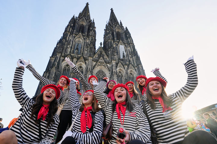 [쾰른=AP/뉴시스] 11일(현지 시간) 독일 쾰른 중심부 쾰른 대성당 앞에서 카니발 분장을 한 사람들이 카니발 시작을 축하하고 있다. 이날 행사는 카니발 시즌의 공식 시작을 알리는 것으로, 독일 카니발 시즌은 매년 11월 11일 오전 11시 11분에 시작해 이듬해 2월까지 약 4개월 동안 전국적으로 이어진다. 2025.11.12.