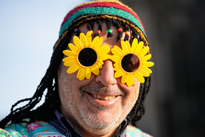 [쾰른=AP/뉴시스] 11일(현지 시간) 독일 쾰른 중심부 호이마르크트에서 카니발 분장을 한 사람이 카니발 시작을 축하하고 있다. 이날 행사는 카니발 시즌의 공식 시작을 알리는 것으로, 독일 카니발 시즌은 매년 11월 11일 오전 11시 11분에 시작해 이듬해 2월까지 약 4개월 동안 전국적으로 이어진다. 2025.11.12.