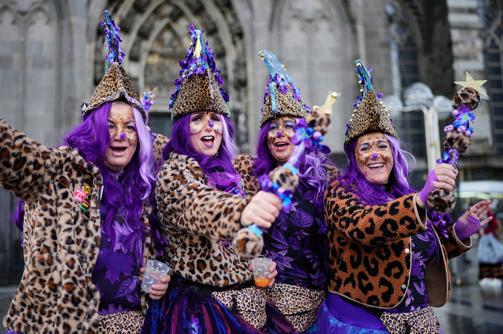 [쾰른=AP/뉴시스] 11일(현지 시간) 독일 쾰른에서 카니발 분장을 한 사람들이 카니발 시작에 환호하고 있다. 이날 행사는 카니발 시즌의 공식 시작을 알리는 것으로, 독일 카니발 시즌은 매년 11월 11일 오전 11시 11분에 시작해 이듬해 2월까지 약 4개월 동안 전국적으로 이어진다. 2025.11.12.