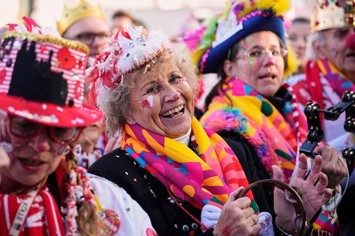 [쾰른=AP/뉴시스] 11일(현지 시간) 독일 쾰른 중심부 호이마르크트에서 카니발 분장을 한 사람들이 카니발 시작을 축하하고 있다. 이날 행사는 카니발 시즌의 공식 시작을 알리는 것으로, 독일 카니발 시즌은 매년 11월 11일 오전 11시 11분에 시작해 이듬해 2월까지 약 4개월 동안 전국적으로 이어진다. 2025.11.12.