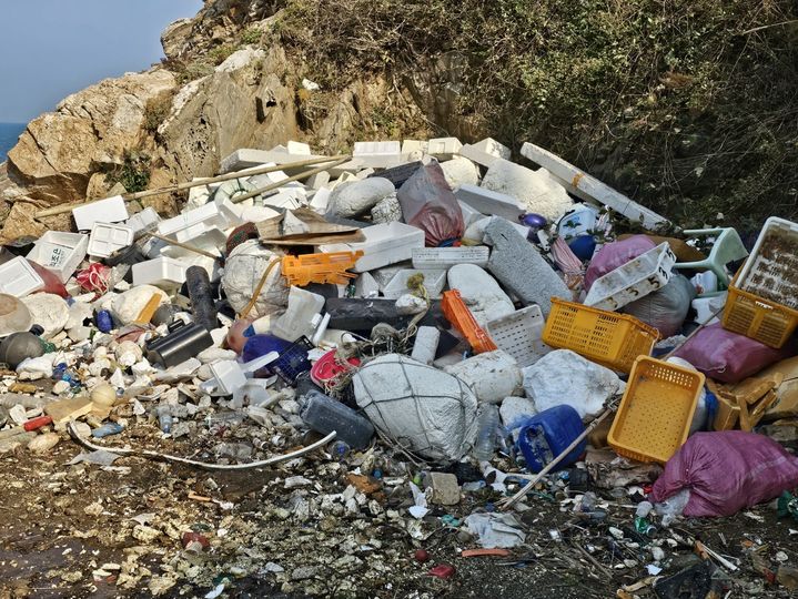 [태안=뉴시스] 김덕진 기자=지난 6일 충남 태안 가의도 해양쓰레기 집하장에 주민들이 수거한 해양쓰레기가 성인어른 키 높이만큼 쌓여 있다. 2025.11.11. spark@newsis.com *재판매 및 DB 금지