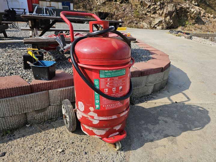 [태안=뉴시스] 김덕진 기자=지난 6일 충남 태안 가의도 선착장 부근에 주민들이 바다에서 떠내려온 중국산 대형 소화기를 주워 주변 펜션 앞에 비치해 논 모습. 주민들에 따르면 소화기는 작동에 아무 지장이 없는 상태다. 2025.11.11. spark@newsis.com *재판매 및 DB 금지