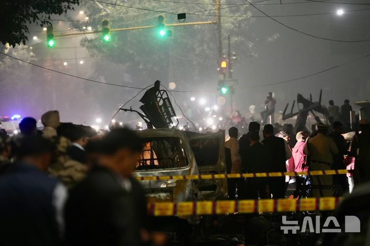 [뉴델리=AP/뉴시스]10일(현지 시간) 오후 인도 뉴델리의 대표적 유적지 '붉은 요새' 앞 도로에서 차량이 폭발해 10명이 숨졌다. 2025.11.11.