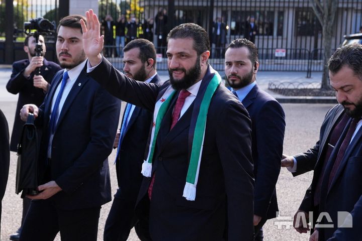 [워싱턴DC=AP/뉴시스]도널드 트럼프 미국 대통령이 10일(현지 시간) 아메드 알샤라 시리아 대통령을 백악관으로 초대해 정상회담을 했다. 2025.11.11.