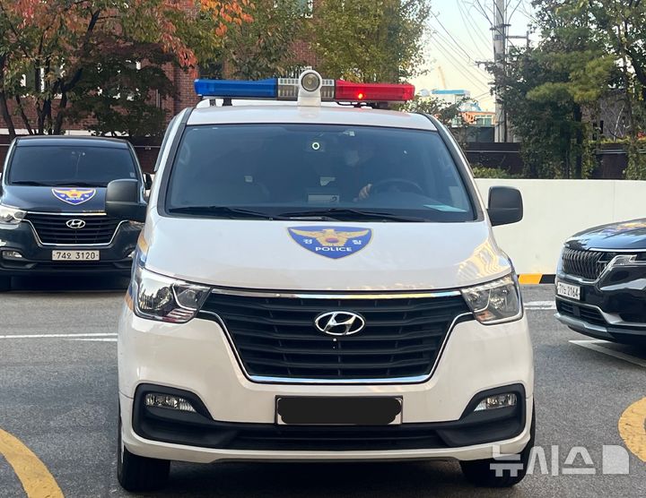 [서울=뉴시스] 임다영 인턴기자 = 술에 취한 채로 운전대를 잡아 일본인 관광객 모녀를 들이받아 숨지게 한 혐의를 받는 30대 남성 서모씨가 11일 오전 8시2분께 서울 동대문구 서울 동대문경찰서에서 경찰 호송차에 탑승해 서울 서초구 서울중앙지검으로 구속 송치되고 있다. 2025.11.11. photo@newsis.com