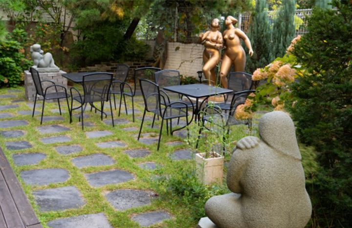 갤러리 아트릭트의 야외 전시장. 가운데 브론즈 작품이 고정수 작가의 1981년 국전 대상작품. *재판매 및 DB 금지