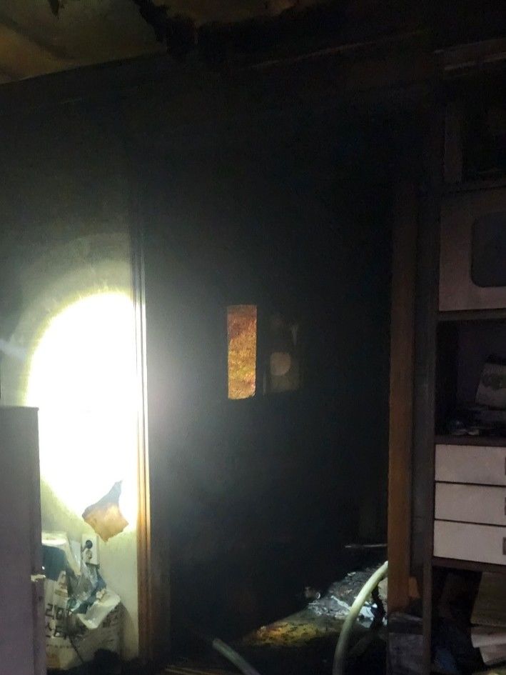 [대구=뉴시스] 11일 오전 5시1분께 대구 달서구 용산동의 한 4층짜리 주택 3층에서 화재가 발생했다. (사진=대구소방안전본부 제공) 2025.11.11. photo@newsis.com *재판매 및 DB 금지