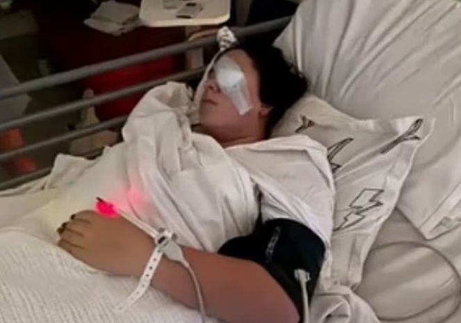 [서울=뉴시스]호주 오스트럴린드에 하교길에 까치 공격을 받아 실명 위기에 처한 소녀 샘 무디(12)가 수술을 받고 누워 있다. (사진출처: 데일리메일 캡처) 2025.11.11. 