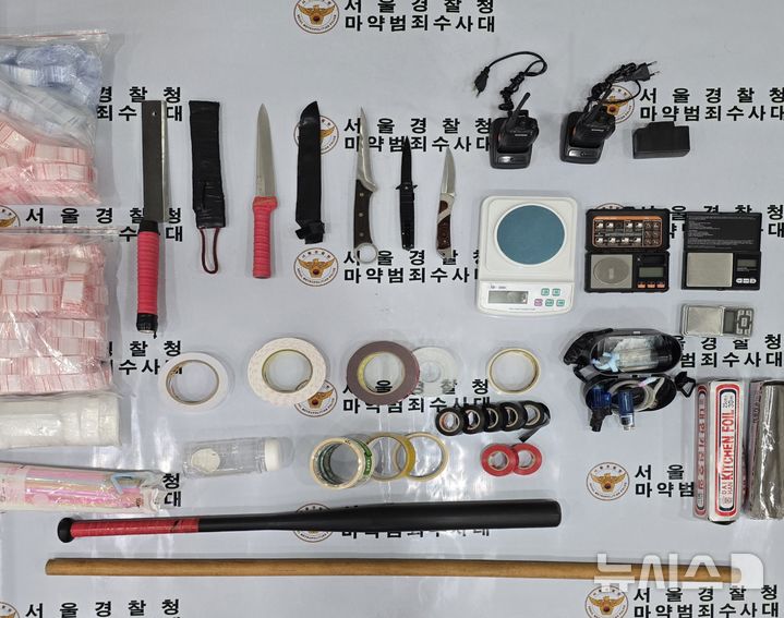 [서울=뉴시스] 서울경찰청 광역수사단 마약범죄수사대가 국내에 필로폰을 유통한 조선족 49명 등 총 56명을 검거하며 압수한 회칼과 야구배트 등이 보이고 있다. (사진=서울경찰청 광역수사단 마약범죄수사대 제공) 2025.11.11. photo@newsis.com