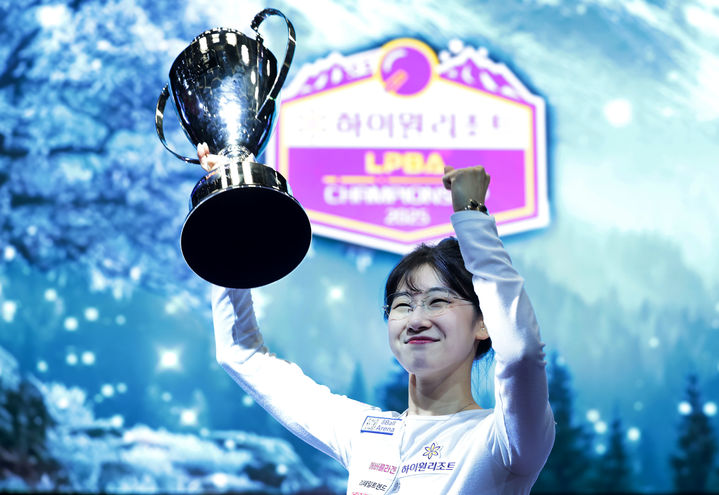 [서울=뉴시스] 이미래, 프로당구 2025~2026시즌 7차투어 '국민의 행복쉼터 하이원리조트 PBA-LPBA 챔피언십' LPBA 우승. (사진=PBA 제공) *재판매 및 DB 금지