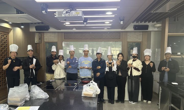 [대전=뉴시스] 우송정보대 외국인 유학생 'K-Dessert 체험' 기념촬영. (사진=우송정보대 제공) 2205.11.11. photo@newsis.com *재판매 및 DB 금지