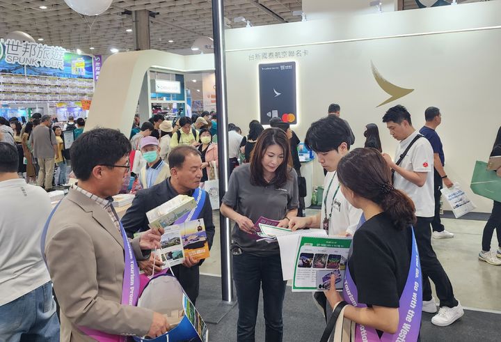 [통영=뉴시스] 신정철 기자= 경남 통영시는 대만 타이베이 난강전람관에서 열린 ‘2025 타이베이국제여전’에서 서부경남 관광 홍보 및 대만 관광객 유치를 위한 다양한 활동을 펼쳤다고 11일 밝혔다.사진은 통영시 홍보부스에서 대만 현지 여행업계 관계자들에게 상품을 제안하고, 박람회 현장을 찾은 방문객들에게 서부경남 관광 리플릿과 시·군별 특색 있는 홍보물품을 배포하며 현장 홍보를 진행하고 있는 모습.(사진=통영시 제공).2025.11.11. photo@newsis.com *재판매 및 DB 금지