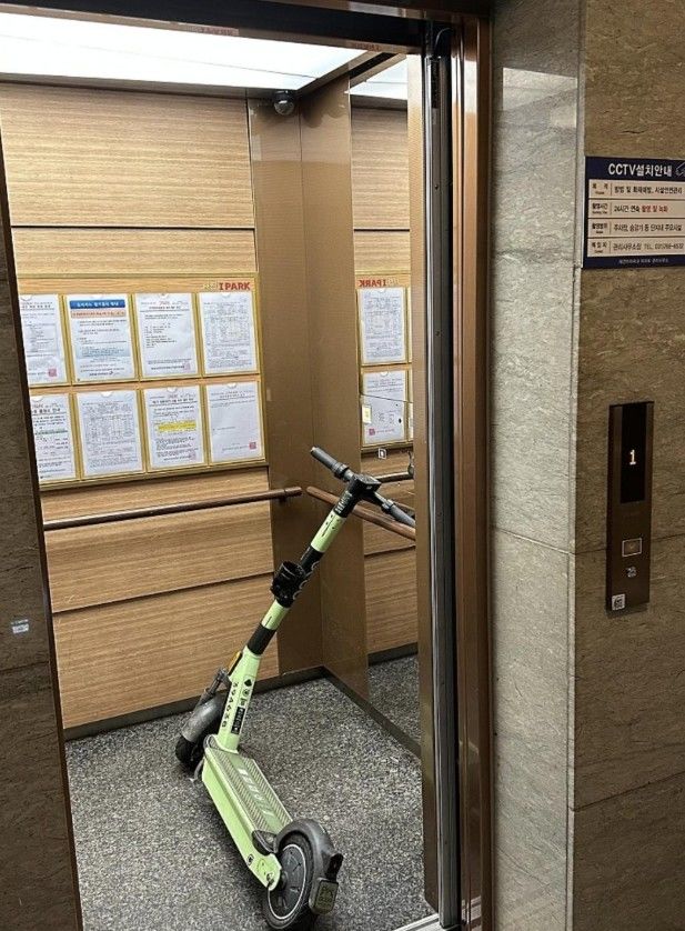 [뉴시스]한 아파트 엘리베이터에 주차된 전동 킥보드. (사진 = 보배드림 SNS 캡처) *재판매 및 DB 금지