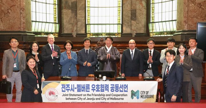 우범기 전주시장이 이끄는 전주시 대표단은 현지시간으로 지난 10일 호주 멜버른 시청을 방문해 케빈 로웨이 멜버른 시의원과 오진관 주 멜버른 대한민국 총영사, 마크 코크레인 멜버른 국제협력실 국장, 멜버른 지역 언론사 등이 참석한 가운데 양 도시간 교류를 더욱 발전시키기로 뜻을 모았다.(사진=전주시 제공) *재판매 및 DB 금지
